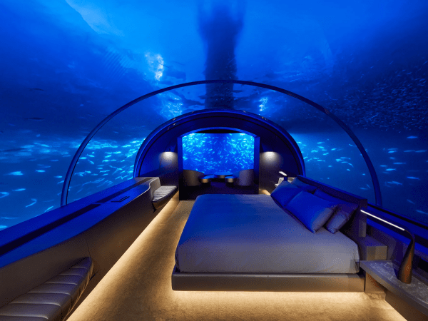 La suite de hotel bajo el agua Muraka permite a los huéspedes dormir con los peces