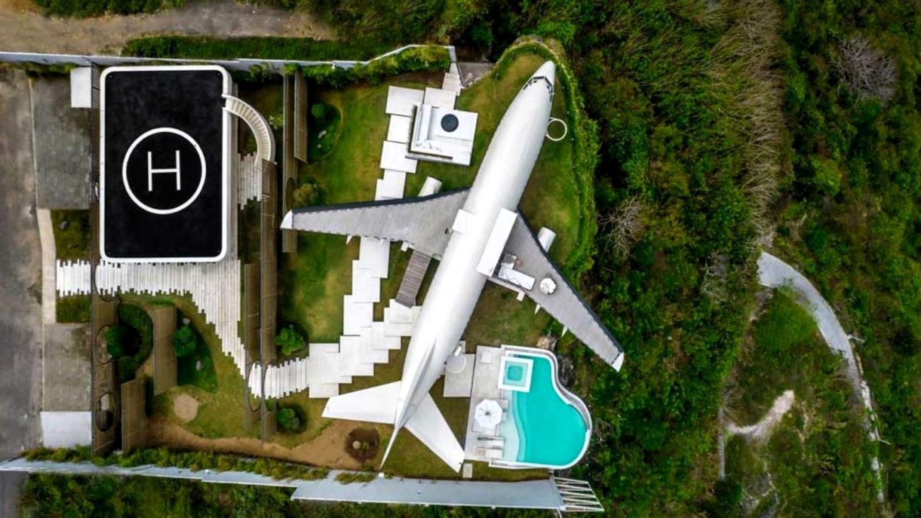 Avión transformado a villa de lujo en un acantilado de Bali
